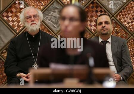 Dr. Rowan Williams (links), ehemaliger Erzbischof von Canterbury und syrischer Flüchtling Dr. Bashar Alkawaret (rechts) während einer Veranstaltung, die Aufforderung an den Premierminister, mehr zu tun, Flüchtlingen, in der liberalen jüdischen Synagoge, London zu helfen. Stockfoto