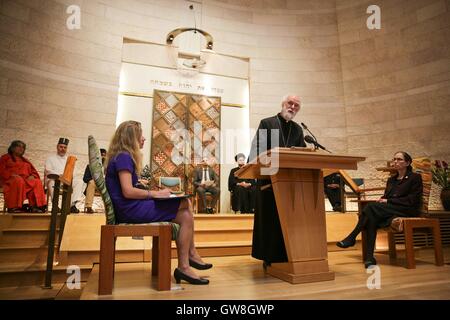 Dr. Rowan Williams, ehemaliger Erzbischof von Canterbury, befasst sich ein Ereignis fordert den Premierminister, mehr tun, um Flüchtlingen in der liberalen jüdischen Synagoge, London zu helfen. Stockfoto