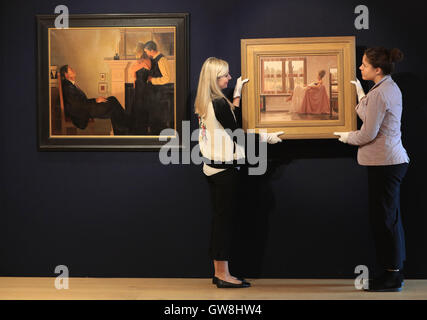 Bonhams Mitarbeiter Platz Modell in weiß (rechts) neben Beautiful Losers (links), beide Werke von Jack Vettriano, Teil einer Auswahl von Werken von schottische Koloristen in Bonhams schottischen Kunstverkauf aufgenommen werden, die in Edinburgh am 12. Oktober 2016 stattfinden wird. Stockfoto