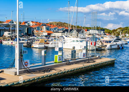 Marstrand, Schweden - 8. September 2016: Marine Tankstelle in der Marina. Viele Boote und Häuser im Hintergrund. Stockfoto