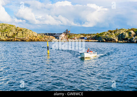 Marstrand, Schweden - 8. September 2016: Männliche Fischer Ankunft in kleinen offenen Motorboot geht um eine Navigations-Markierung in Richtung Stockfoto