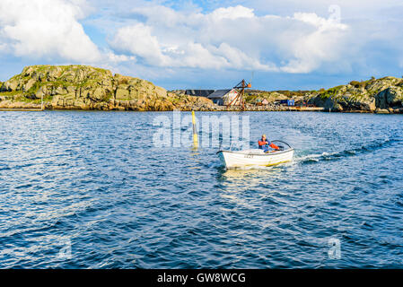 Marstrand, Schweden - 8. September 2016: Männliche Fischer Ankunft in kleinen offenen Motorboot geht um eine Navigations-Markierung in Richtung Stockfoto