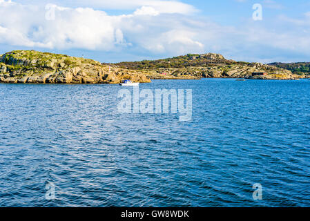 Kleines Motorboot auf dem felsigen Westküste Archipel von Marstrand, Schweden. Stockfoto