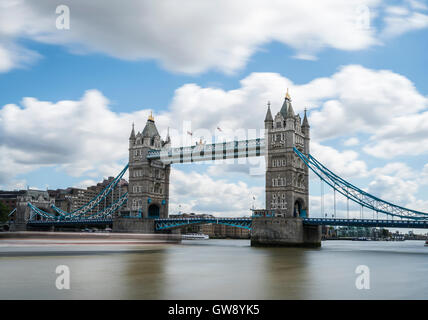 Langzeitbelichtung eines Bootes Unterquerung der Tower Bridge, London, UK. Stockfoto