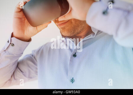 Closeup Aufnahme junger Geschäftsmann mit der virtual-Reality-Kopfhörer. Männliche Executive tragen VR Brille. Stockfoto