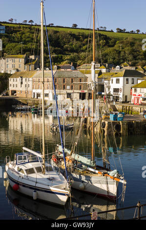 Schlepptau kleine Yachten ankern in Mevagissey Hafen Cornwall UK Stockfoto