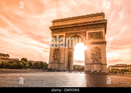 Sonnenuntergang über Arc de Triomphe am Place de l ' Etoile, Paris, Frankreich Stockfoto
