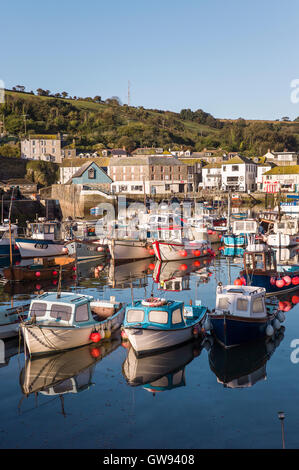 Kleine Boote verankert in Mevagissey Hafen Cornwall UK Stockfoto