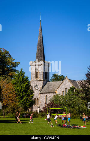 Junge Menschen spielen Volleyball In Stanmer Park, Brighton, Sussex, Großbritannien Stockfoto