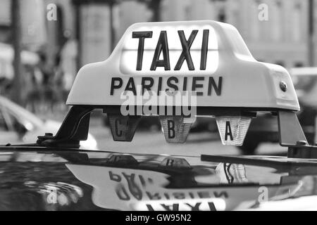 Paris-Taxi-Detail und Arc de Triomphe im Hintergrund, Frankreich Stockfoto