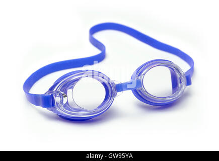 Blaue Schwimmbrille auf weißem Hintergrund Stockfoto