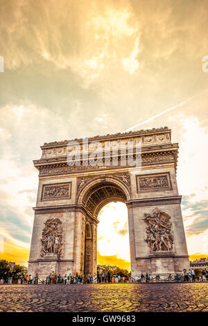 Sonnenuntergang über Arc de Triomphe am Place de l ' Etoile, Paris, Frankreich Stockfoto