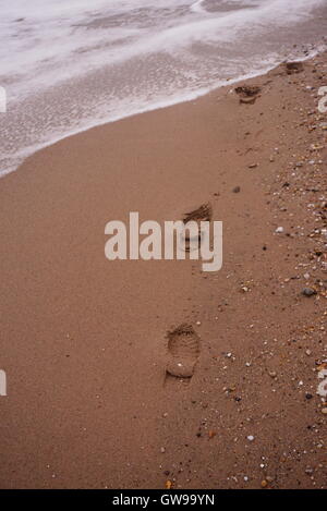 Spuren am Strand mit der Flut in Ballycastle, Nordirland Stockfoto