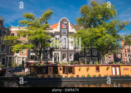 Eine große bunte Hausboot festgemacht am Prinsengracht Kanal, Jordaan-Viertel, Amsterdam, Niederlande. Stockfoto