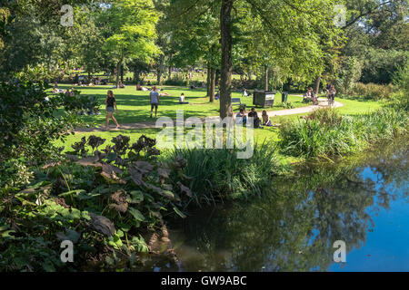 Menschen entspannend an sonnigen Tag im September in beliebten Vondelpark, Amsterdam, Niederlande Stockfoto