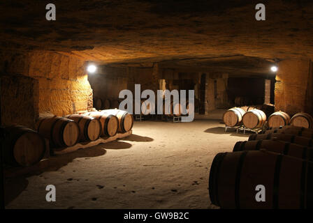 Weinfässer im Keller. Bordeaux Weinberg, Frankreich, Europa Stockfoto
