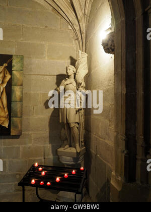 Statue von Jeanne d ' Arc in die Basilika de Saint-Nazaire in Carcassonne, Languedoc Roussillon, Frankreich Stockfoto