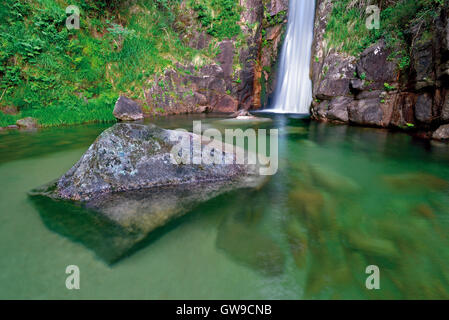 Portugal: Wasserfall mit Naturpool und riesigen Felsen in kristallklarem Wasser Stockfoto