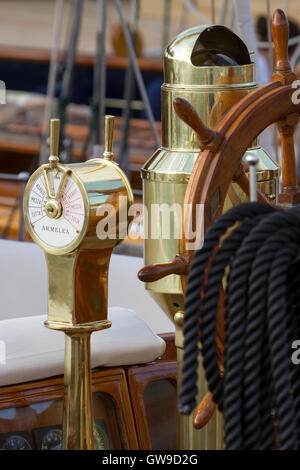 Drosselklappe und Helm Rad auf 1969 klassische Segelyacht "Armelea" Stockfoto