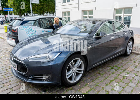 Kopenhagen, Dänemark, Straßenszenen, teuer, Luxus Tesla Elektroauto, draußen geparkt, Seitenansicht, Elektroautos draußen, tesla Autoseite auf Stockfoto