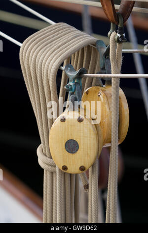 Blöcke (Riemenscheiben) auf einer klassischen Segelyacht Stockfoto