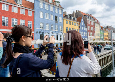 Kopenhagen, Dänemark, „Gammel Strand“, Nyhavn, Canal Scene, Gebäude Fassaden, chinesische Touristen, über Schulter, Frauen machen Bilder, Menschen versammelt Stockfoto