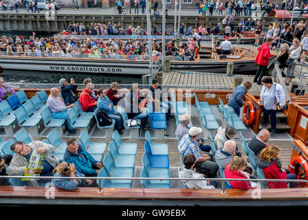 Kopenhagen, Dänemark, "Gammel Strand" Nyhavn Kanal Szene, Masse der Touristen auf Kanalboote Stockfoto