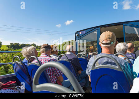 Passagiere auf Open top keine 50 Breezer-Bus von Bournemouth nach Swanage genießen Sie die frische Luft und Aussicht auf Dorset Landschaft Stockfoto