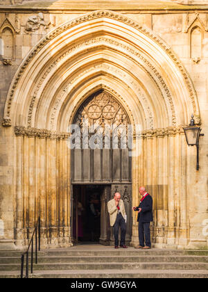 Zwei Kollegen unterhalten am Westeingang, York Minster, eines der größten seiner Art in Nordeuropa. Stockfoto