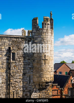 Türmchen und Statuen auf Micklegate Bar, das wichtigste der mittelalterlichen Tore in der Stadtmauer von York, England. Stockfoto