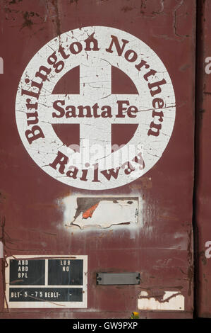 Burlington Northern Santa Fe Railway-Logo an der Seite einen Güterzug-Wagen. Stockfoto