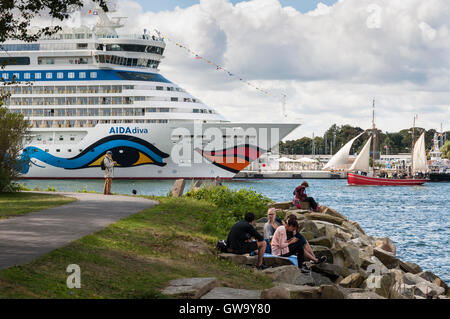 Zuschauer, die vorbeifahrenden Schiffe auf der 2016 Hanse Sail in Rostock-Warnemünde, Deutschland. Stockfoto