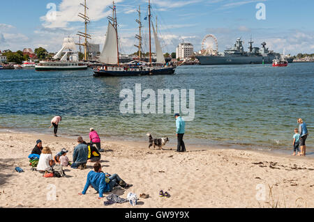 Zuschauer beobachten vorbeifahrende Schiffe auf 2016 Hanse Sail in Rostock-Warnemünde, Deutschland. Stockfoto