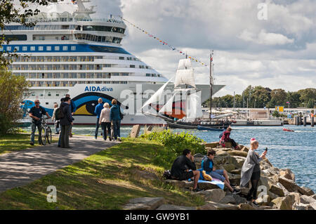 Zuschauer, die vorbeifahrenden Schiffe auf der 2016 Hanse Sail in Rostock-Warnemünde, Deutschland. Stockfoto