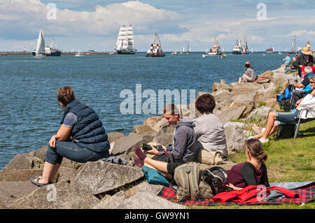 Zuschauer beobachten vorbeifahrende Schiffe auf 2016 Hanse Sail in Rostock-Warnemünde, Deutschland. Stockfoto