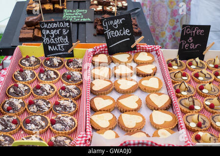 Gebäck zum Verkauf auf der Liebe Patisserie stall bei Ludlow Food Festival, Shropshire, England, UK Stockfoto