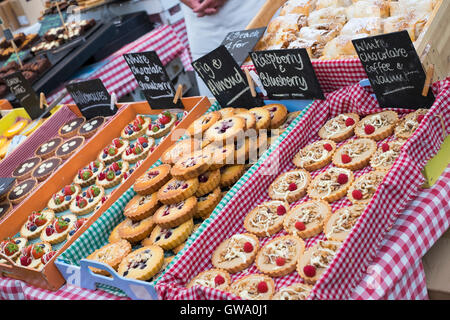 Gebäck zum Verkauf auf der Liebe Patisserie stall bei Ludlow Food Festival, Shropshire, England, UK Stockfoto