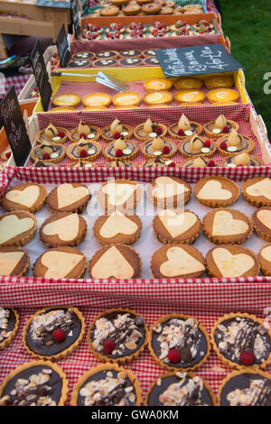 Gebäck zum Verkauf auf der Liebe Patisserie stall bei Ludlow Food Festival, Shropshire, England, UK Stockfoto