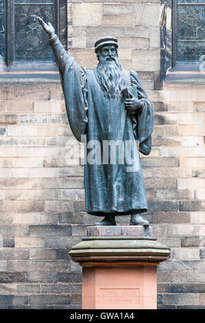 Statue von John Knox durch John Hutchison am New College, Edinburgh. Stockfoto
