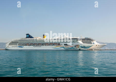 Zwei Kreuzfahrtschiffe vor Anker in Korfu Hafenstadt, Griechenland Stockfoto