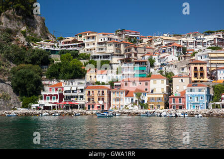 Die farbenfrohen Häuser und Bars der Stadt Parga, dem griechischen Festland Stockfoto