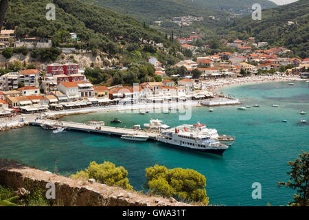 Blick auf die Stadt Parga und den Hafen von der alten Hangkassette, Griechenland Stockfoto