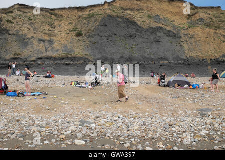 Menschen am Strand von Charmouth, Jurassic Coast, Dorset UK KATHY DEWITT Stockfoto