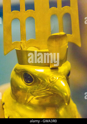 Ägypten, Kairo, Ägyptisches Museum, Kopf eines Falken in Gold aus Hierakonpolis (besiegt). Horus besiegt. Stockfoto