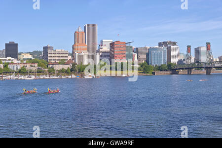 Portland Oregon Skyline und Drachen Boote rudern im Morgenlicht. Stockfoto