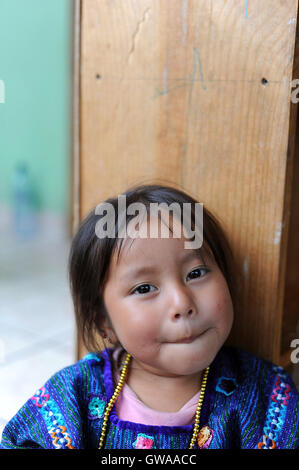 Ein Maya indigene Mädchen in San Antonio Palopo, Solola, Guatemala. Stockfoto