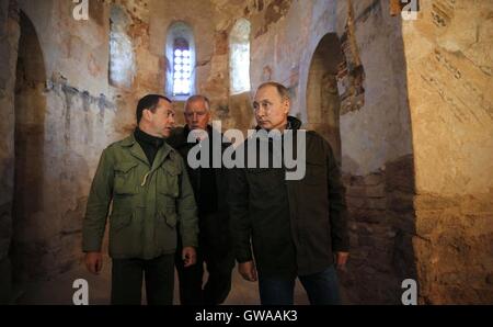 Der russische Präsident Vladimir Putin, Premierminister Dmitry Medvedev und Gouverneur Sergei Mitin, Center, Tour St. Nikolauskirche und Lipno Island 10. September 2016 in der Oblast Nowgorod, Russland. Putin und Medwedew tourte Kirche aus dem 13. Jahrhundert, ging in den Wald, dann trat Fischer für einen Ausflug. Stockfoto
