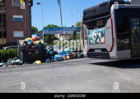 Müll-Krise in der Straße von Rom, Italien Stockfoto