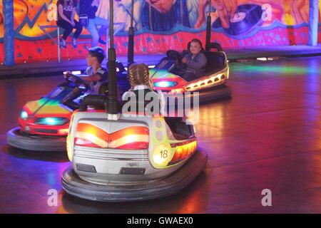 Auf einem Jahrmarkt in Steinhude am Meer, Norddeutschland, Europa. Einige Kinder reiten Autoscooter. Stockfoto