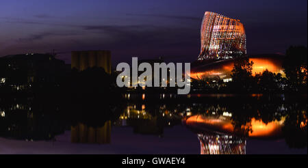 La Cité du vin ist der Wein Museum von Bordeaux in der Nähe Fluss Garonne. Bordeaux, Aquitanien. Frankreich. Stockfoto